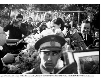 El presidente Azaña y, al fondo, Robert Capa, fotografiados por Agustí Centelles.