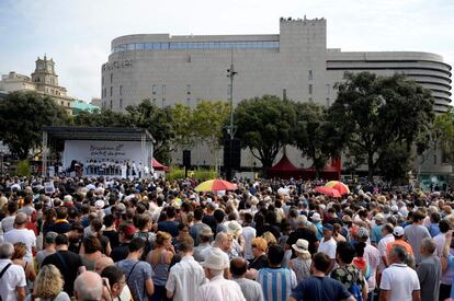 Vista general de la plaça de Catalunya durant l'homenatge a les víctimes.