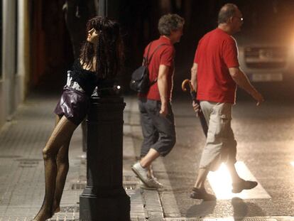 Algunas ordenanzas municipales prohíben las relaciones sexuales en la calle. En la foto, un maniquí vestido de prostituta en una calle de Córdoba.