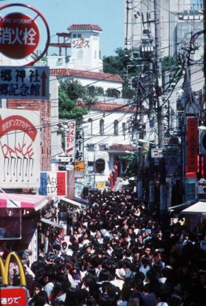 Mercadillo abarrotado de gente en Japón.