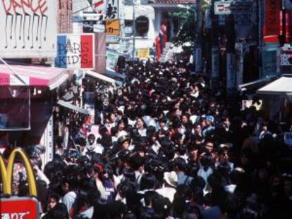 Mercadillo abarrotado de gente en Japón.