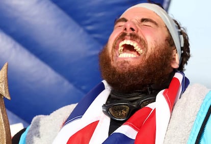 El nadador Ross Edgley, tras llegar este domingo a una playa de Margate (Reino Unido).