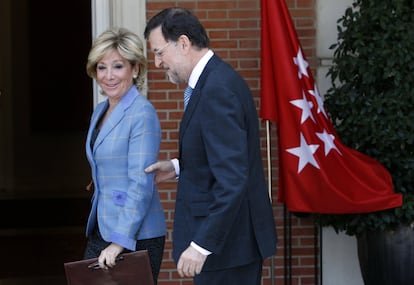 

Abril de 2012. El presidente del Gobierno, Mariano Rajoy, junto a la jefa del Ejecutivo autonómico madrileño, Esperanza Aguirre, a quien ha recibido en el Palacio de la Moncloa.

