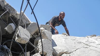 Un palestino inspecciona los escombros de un edificio destruido tras un ataque aéreo israelí en el campo de refugiados de Al Nuseirat.