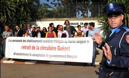 Protestas de trabajadores del Colegio Francés de Rabat (Marruecos), la semana pasada, contra la política gala de inmigración.