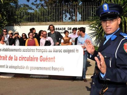 Protestas de trabajadores del Colegio Franc&eacute;s de Rabat (Marruecos), la semana pasada, contra la pol&iacute;tica gala de inmigraci&oacute;n.