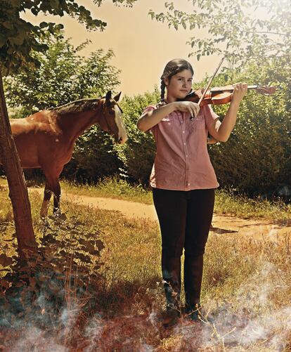 15 años. Violinista. Dio su primer concierto a los cuatro años. Le encanta la equitación, pero tuvo que abandonarla por falta de tiempo. Logró serenar al caballo con su temple. "No entiendo eso de salir por la tarde e ir a ver ropa".