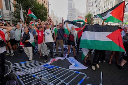 Manifestantes propalestinos invaden la calzada en los alrededores de Cibeles, este domingo. 