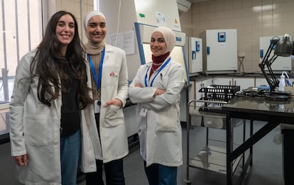 Hadeel, a la izquierda, jefa del laboratorio de microbiología del hospital de MSF en Amán, con sus dos compañeras de laboratorio.  