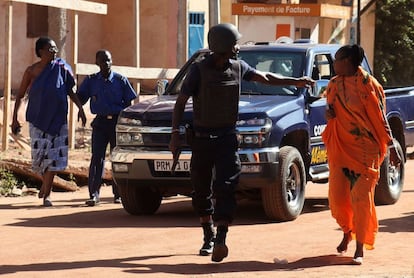 Les forces de seguretat de Mali evacuen dones de la zona.