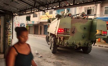 Blindado do Exército na Maré.