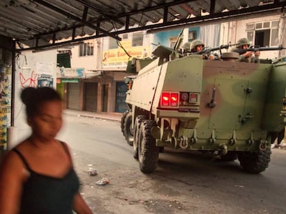 Blindado do Exército na Maré.