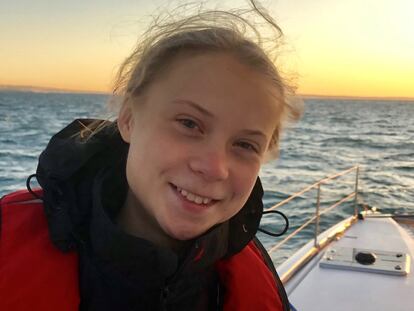 Thunberg se había desplazado hasta Santiago de Chile, donde estaba prevista la celebración de la COP25. Sin embargo, la situación de crisis social en el país latinoamericano llevó al presidente chileno, Sebastián Piñera, a renunciar a acoger la cumbre a finales del mes de octubre. En la imagen, Greta Thunberg, este martes en el catamarán a punto de llegar a Lisboa.