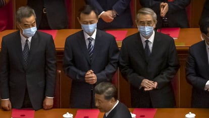 El presidente chino, Xi Jinping, pasa por delante de varios delegados durante sesión de clausura de la Asamblea Popular Nacional de China, este jueves.