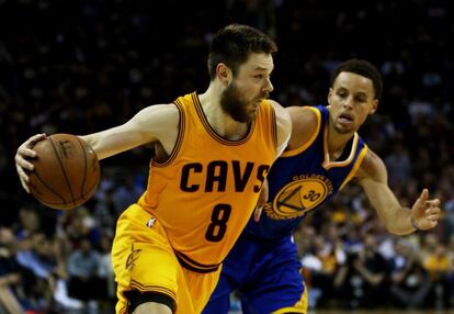 Dellavedova, ante Curry.