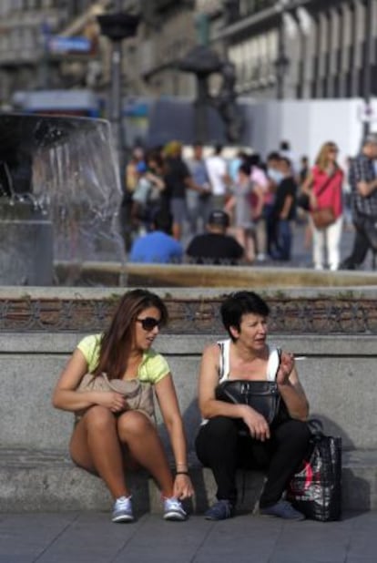 El banco de la fuente de la Puerta del Sol está inhabilitado con una forja obligando a que la gente acuclille en el escalón.