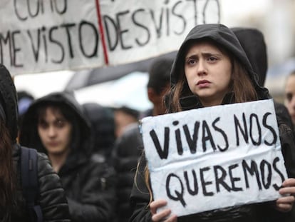 Mulher protesta contra os feminicídios na Argentina.