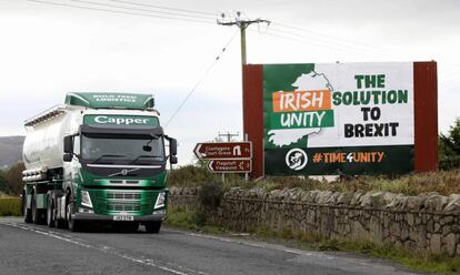 Un camión pasa frente a un cartel contra el Brexit, el martes cerca de la localidad norirlandesa de Newry.