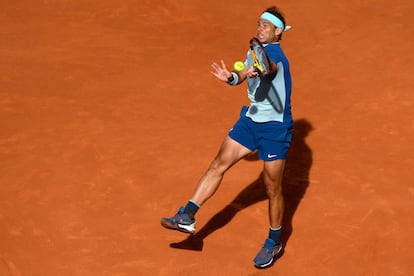 El tenista de Manacor, Rafael Nadal, golpea la pelota durante el partido. Óscra del Pozo/AFP