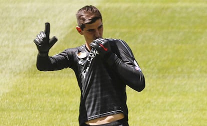 Courtois besa el escudo del Real Madrid el día de su presentación.