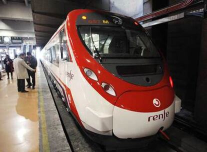 El nuevo tren llega a la estación de Atocha tras pasar las últimas pruebas de velocidad y <i>software</i> en Humanes (Madrid). Ya está listo para que suban los viajeros.