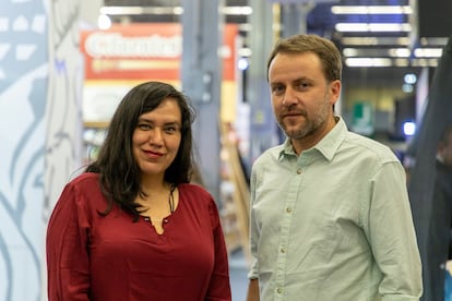 Amaranta Caballero y Arturo Lezcano presentan el libro ‘Olafo y Los amigos’ en la FIL Guadalajara, este lunes.