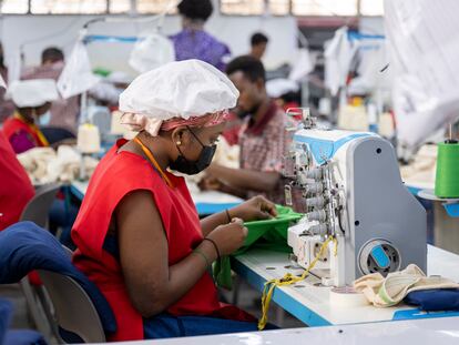Trabajadores de una empresa textil en Accra (Ghana).