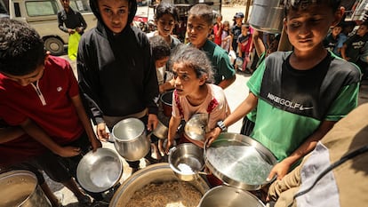 Varias personas en un reparto de comida en el campo de refugiados de Jabalia, en Ciudad de Gaza, el miércoles.