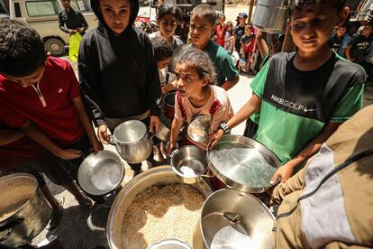 Varias personas en un reparto de comida en el campo de refugiados de Jabalia, en Ciudad de Gaza, el miércoles.