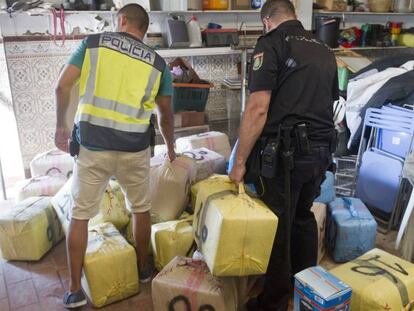 Agentes de la Udyco cargan fardos de hach&iacute;s, en una imagen de archivo.