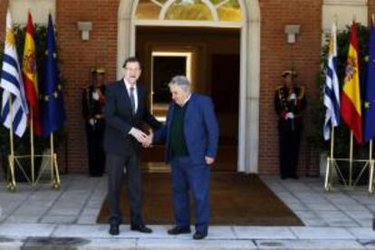 El presidente del Gobierno español, Mariano Rajoy, (iz), saluda al presidente de Uruguay, José Mujica, a su llegada hoy al Palacio de La Moncloa.