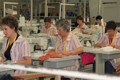 Un grupo de mujeres trabaja en un taller de confección de ropa en Vizcaya.