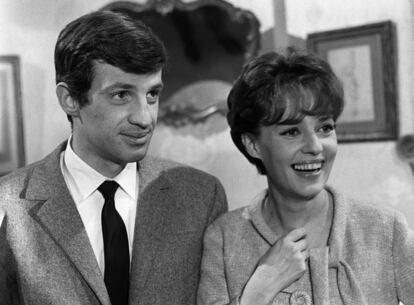 Con el actor Jean-Paul Belmondo, en 1963.