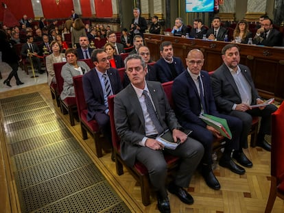 Banquillo de los acusados en el juicio del 'procés' en 2019. En primera fila, de derecha a izquierda, Oriol Junqueras, Raül Romeva y Joaquim Forn; en segunda fila, Josep Rull, Jordi Turull y Jordi Sànchez. En la tercera fila, Dolors Bassa y Carme Forcadell, todos ellos condenados luego por sedición.