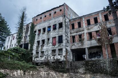 Vista del exterior del edificio en Bihac, que carece de puertas y ventanas.