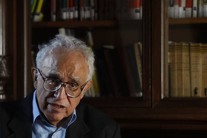 El escritor mexicano Carlos Monsiváis, en la Casa de América de Madrid.