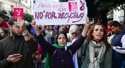 Protesta de boicot en Argel a las elecciones de este jueves. Entre los manifestantes, Mariam muestra una pancarta con el lema