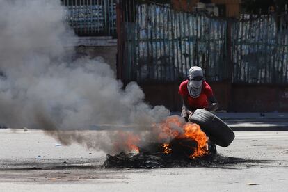 Un manifestante incendia una rueda para protestar por la falta de combustible en Puerto Príncipe, este lunes.