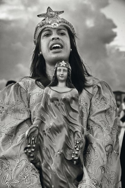 A miles de kilómetros de la capital española, el gesto se repite. Una joven de Praia Grande, en Brasil, canta a la diosa Yemanjá.