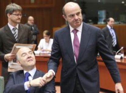 El ministro espa&ntilde;ol de Econom&iacute;a, Luis de Guindos, saluda al minitro franc&eacute;s de Finanzas, Pierre Moscovici.
 