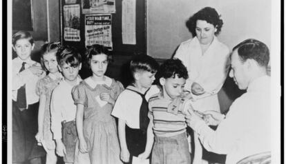 Escolares en fila para ser vacunados en un centro de salud infantil en la ciudad de Nueva York en 1944.