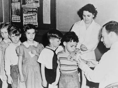 Escolares en fila para ser vacunados en un centro de salud infantil en la ciudad de Nueva York en 1944.