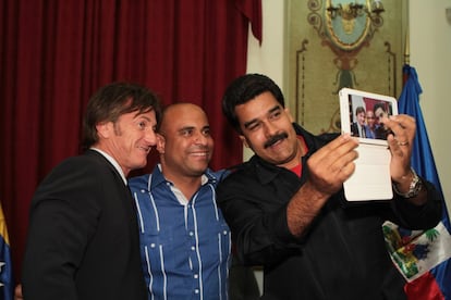 Tras la muerte de Hugo Chávez en marzo de 2013, Sean Penn mantuvo el contacto con su sucesor, Nicolás Maduro. Si bien es cierto que la relación no ha sido más estrecha y no hay más imágenes de visitas de Sean Penn a Venezuela desde esta de marzo de 2014. 