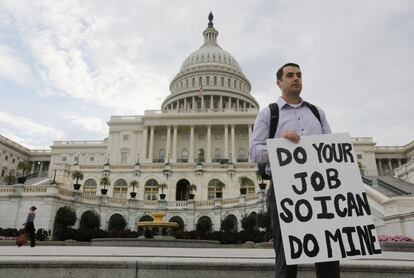 Un empleado protesta en las inmediaciones del capitolio contra el cierre del Gobierno con un cartel en el que puede leerse 'Haced vuestro trabajo para que yo pueda hacer el mío'.