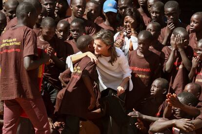 La reina Letizia durante su visita el pasado d&iacute;a 14 a un centro de acogida de ni&ntilde;os de la calle financiado por la cooperaci&oacute;n espa&ntilde;ola en Senegal.
 