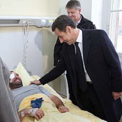 El presidente francés, Nicolas Sarkozy, visita en el hospital a uno de los policías heridos en las noches de disturbios en Villiers-le-Bel
