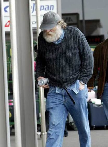 Fischer, en el aeropuerto nipón de Narita, el 24 de marzo de 2005, a punto de abandonar Japón rumbo al exilio en Reikiavik.