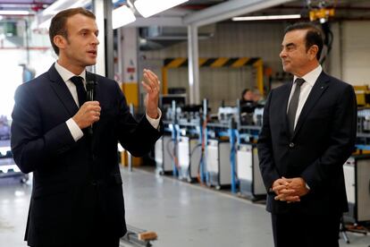 Carlos Ghosn mira atentamente al presidente francés, Emmanuel Macron, hace apenas dos semanas en la fábrica de Renault en la ciudad de Maubeuge, en Francia.