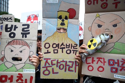 Carteles contra el vertido de agua radiactiva depurada procedente de la planta de energía nuclear Fukushima, este jueves en Seúl (Corea del Sur).