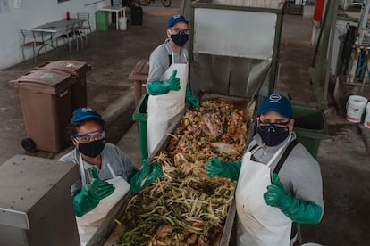 Empleado de la planta de Sinba durante el proceso de reciclaje de residuos, en Vila El Salvador (Perú).